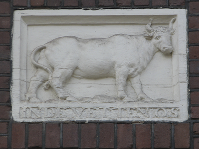 905317 Afbeelding van de gevelsteen 'In de vetten os', in de gevel van het pand Kalverstraat 6-8 te Utrecht.